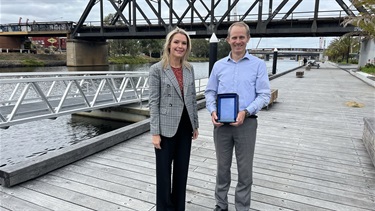 Mayor Cr Sarah Carter presenting Dr John Symons with the 2023 Citizen of the Year Award.