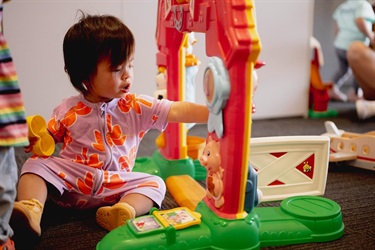 A child participates in Playgroup Victoria program Playbuddies at West Footscray Neighbourhood House. This project was supported through the Maribyrnong City Council Community Grants Program 2022-2023.